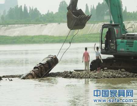 　6月22日，烏木被挖掘機從江中撈起。