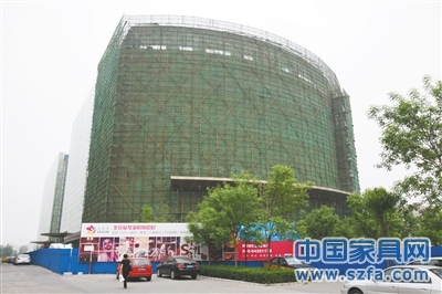 正在建設(shè)中的愛(ài)琴海購(gòu)物中心，位于朝陽(yáng)區(qū)七圣中街12號(hào)，太陽(yáng)宮百盛購(gòu)物中心旁。實(shí)習(xí)生 翟超