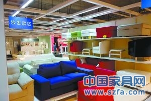 愛蜂巢家居體驗館沙發(fā)展區(qū)。記者 孫戉攝