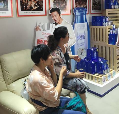 “炒米”最愛(ài)！顧家家居功能沙發(fā)“能量艙”亮相鄧超粉絲見(jiàn)面會(huì)